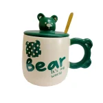 ماگ سرامیکی طرح خرس با مزه با قاشق و درب رنگ سبز و كرم